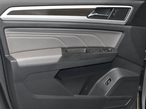 Used 2023 Volkswagen Atlas SE image 4