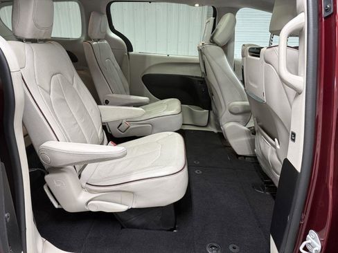 Used 2017 Chrysler Pacifica Limited image 38