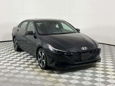 Used 2023 Hyundai Elantra SEL w/ Convenience Package FWD image 3
