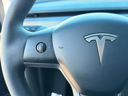 Used 2023 Tesla Model Y Long Range image 34