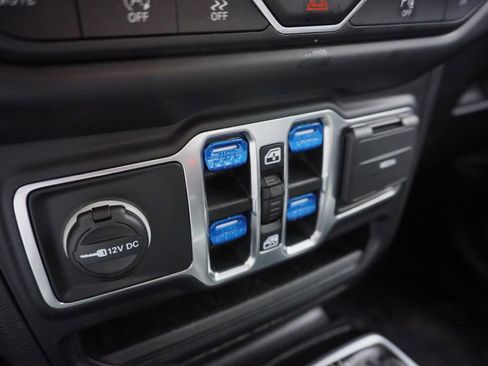 Used 2018 Jeep Wrangler Unlimited Sahara image 18