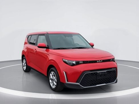 Used 2024 Kia Soul LX w/ Option Group 015 FWD image 2