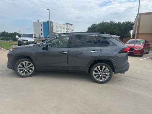Used 2019 Toyota RAV4 Limited w/ Cold Weather Package FWD image 6
