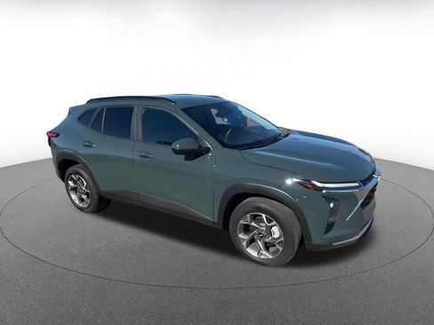 Used 2025 Chevrolet Trax LT image 2