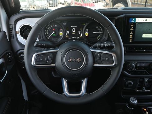 Used 2025 Jeep Wrangler Unlimited Sahara AWD/4WD image 17