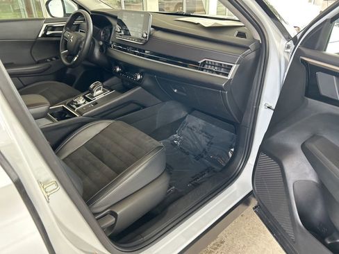 Used 2024 Mitsubishi Outlander AWD image 25