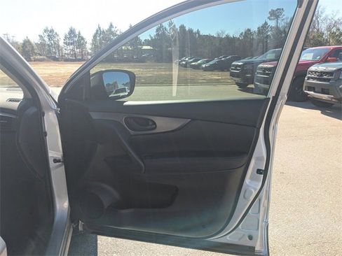 Used 2021 Nissan Rogue Sport S image 31