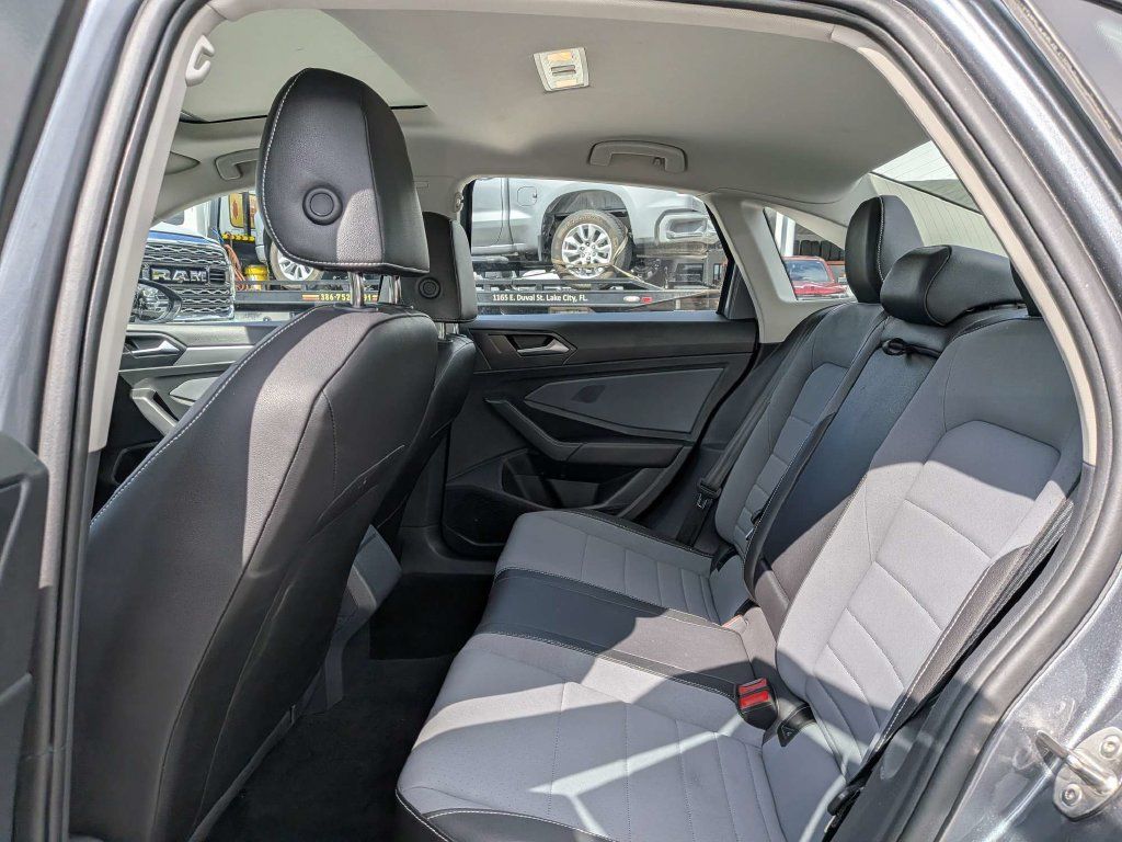 Used 2025 Volkswagen Jetta SE FWD image 12