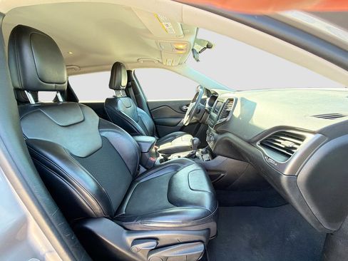 Used 2020 Jeep Cherokee Latitude Plus image 14