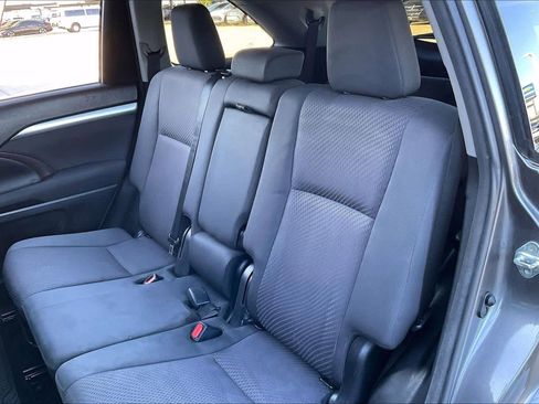 Used 2018 Toyota Highlander LE image 19