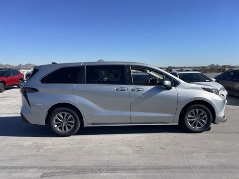 Used 2024 Toyota Sienna LE image 3