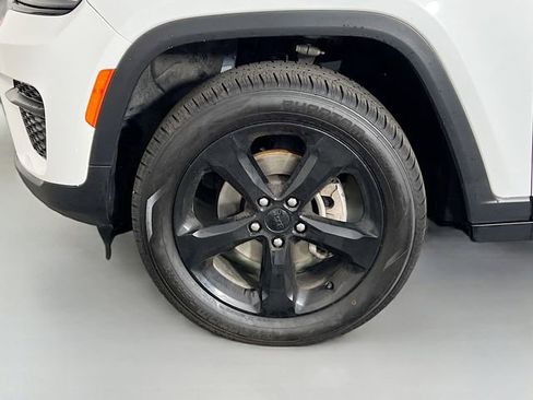 Used 2024 Jeep Grand Cherokee Altitude image 27