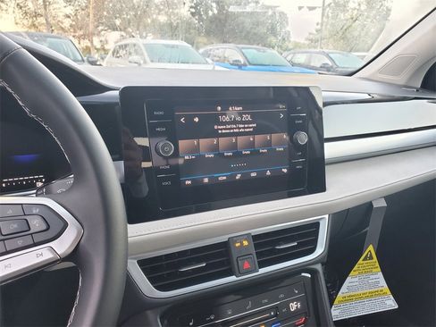 New 2025 Volkswagen Taos SE image 9