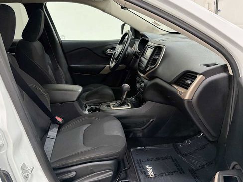 Used 2017 Jeep Cherokee Latitude AWD/4WD image 29