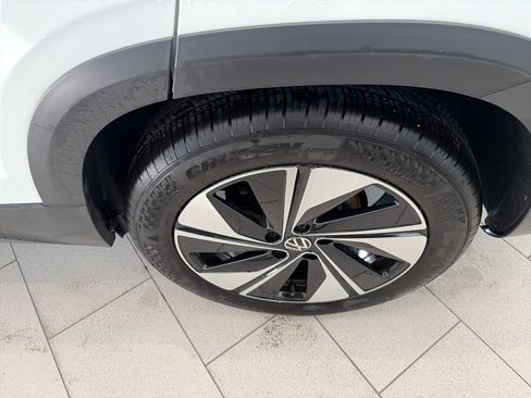 Used 2024 Volkswagen Taos SE w/ Panoramic Sunroof Package image 13