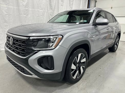 Used 2025 Volkswagen Atlas Cross Sport SE image 3