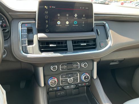Certified 2022 GMC Yukon SLT w/ SLT Premium Package AWD/4WD image 7