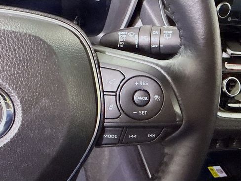 Certified 2022 Toyota Corolla Cross XLE image 22