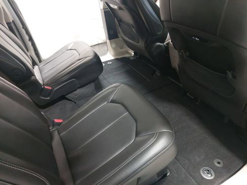 Used 2024 Chrysler Pacifica Touring-L image 11