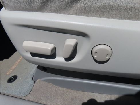 Used 2014 Toyota Sienna XLE FWD image 30