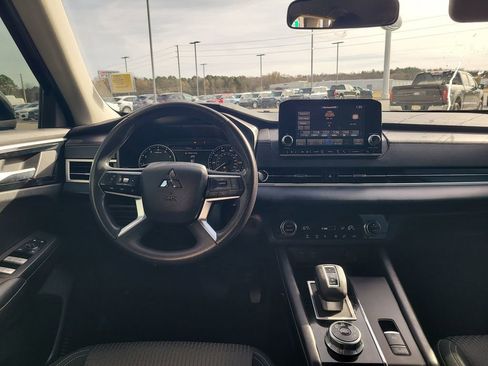 Used 2024 Mitsubishi Outlander ES image 24