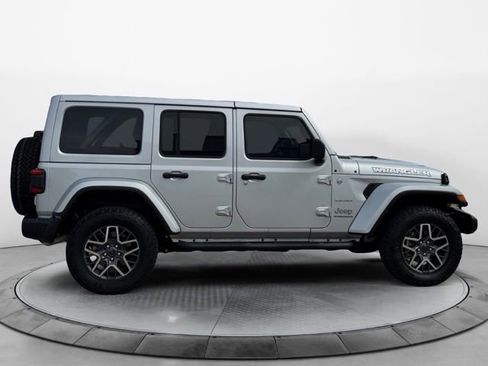 Used 2024 Jeep Wrangler Unlimited Sahara w/ Technology Group AWD/4WD image 2