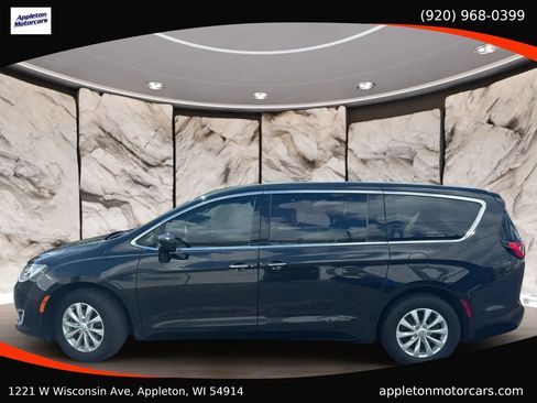 Used 2018 Chrysler Pacifica Touring Plus FWD image 3