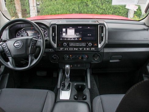 Used 2025 Nissan Frontier SV image 24
