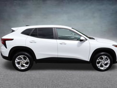 Used 2025 Chevrolet Trax LS w/ LS Convenience Package FWD image 2