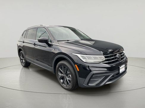 Used 2024 Volkswagen Tiguan SE w/ Panoramic Sunroof Package AWD/4WD image 1