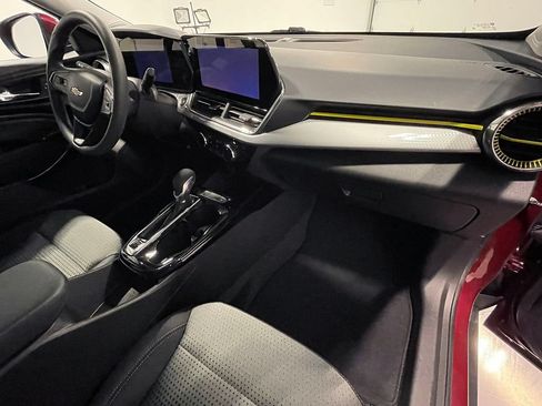 Used 2025 Chevrolet Trax LT FWD image 25