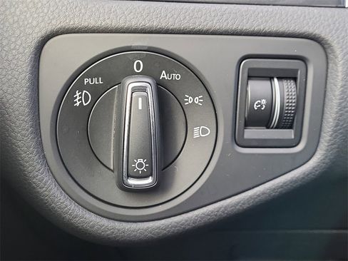 Used 2018 Volkswagen Golf SE image 31