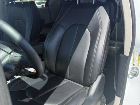 Used 2024 Chrysler Pacifica Touring-L FWD image 5