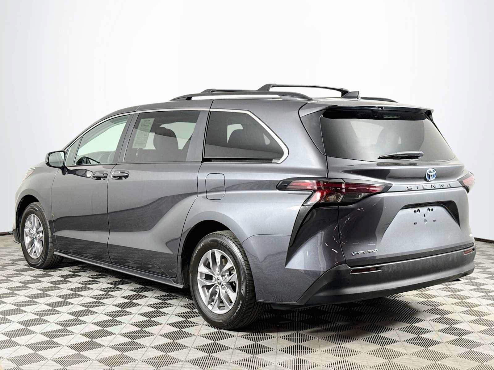Used 2025 Toyota Sienna LE AWD/4WD image 7