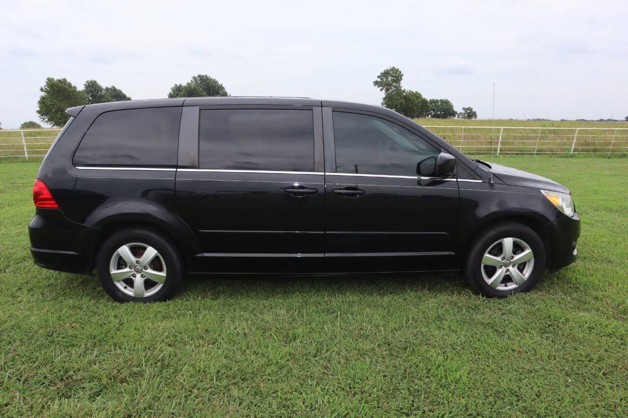 Used 2010 Volkswagen Routan SE FWD image 11