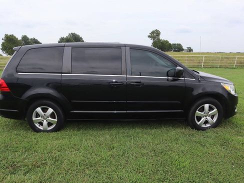 Used 2010 Volkswagen Routan SE FWD image 11
