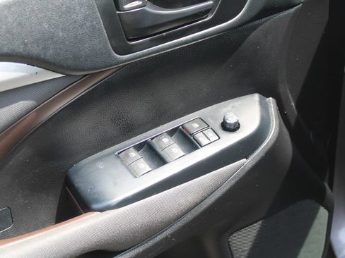 Used 2019 Toyota Highlander LE FWD image 18