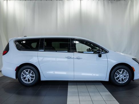 New 2027 Chrysler Pacifica Select FWD image 3
