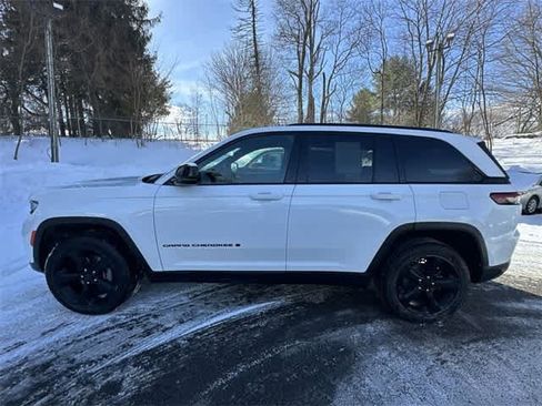 Used 2025 Jeep Grand Cherokee Altitude image 2