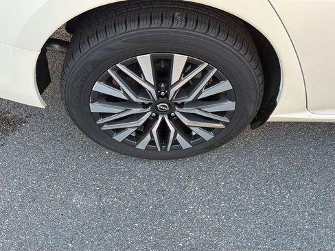 Used 2025 Nissan Altima 2.5 SV FWD image 37