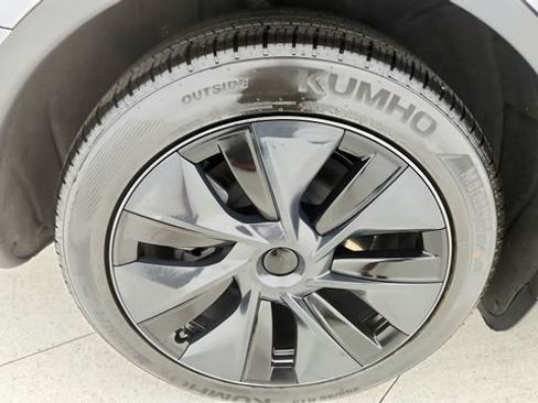 Used 2025 Tesla Model Y Long Range RWD image 75
