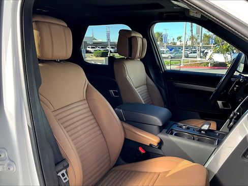 Used 2025 Land Rover Discovery Dynamic SE image 7