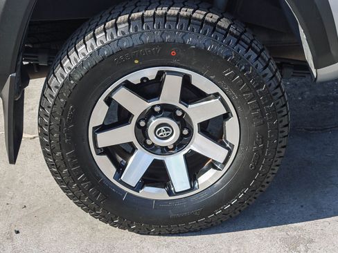 Used 2017 Toyota Tacoma TRD Sport image 12