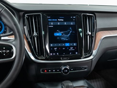 Used 2024 Volvo V60 B5 Cross Country Plus image 19