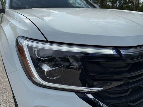 Used 2025 Volkswagen Atlas Cross Sport SE AWD/4WD image 4