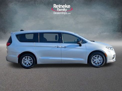 Used 2024 Chrysler Pacifica Touring-L image 4