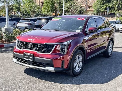 Used 2025 Kia Sorento LX FWD image 4