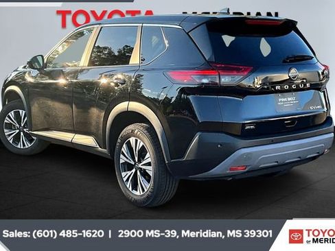 Used 2023 Nissan Rogue SV image 2