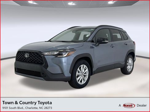 Used 2025 Toyota Corolla Cross LE FWD image 1