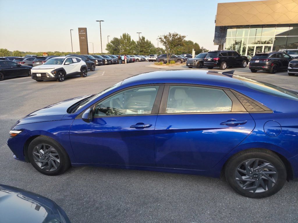 Used 2024 Hyundai Elantra SEL FWD image 1